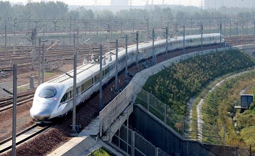 9月28日,鄭州東站至武漢的首趟高鐵列車G501次行駛在京廣高鐵鄭武段上。新華社記者 朱祥 攝