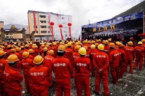 9月28日,中國中鐵在玉樹結(jié)古鎮(zhèn)舉行五大商住組團(tuán)竣工儀式。新華社發(fā)(吳剛 攝)