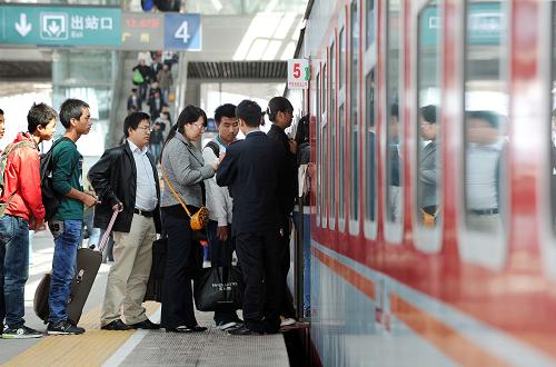 9月28日,旅客正在寧夏銀川火車站排隊上車。新華社記者 彭昭之 攝