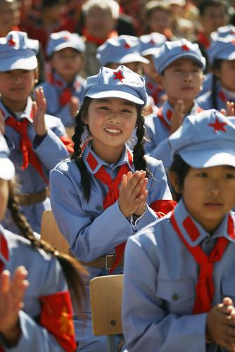 9月28日,紅軍小學的學生在儀式現(xiàn)場觀看文藝演出。新華社發(fā)(萬象 攝)