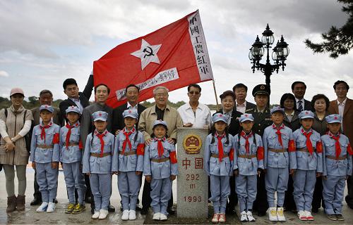 9月28日,到場嘉賓與紅軍小學的學生代表在中國邊境界碑前合影留念。新華社發(fā)(萬象 攝)