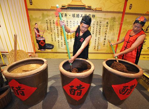 9月28日,兩名工作人員在現(xiàn)場制作獨流老醋。新華社記者 岳月偉 攝