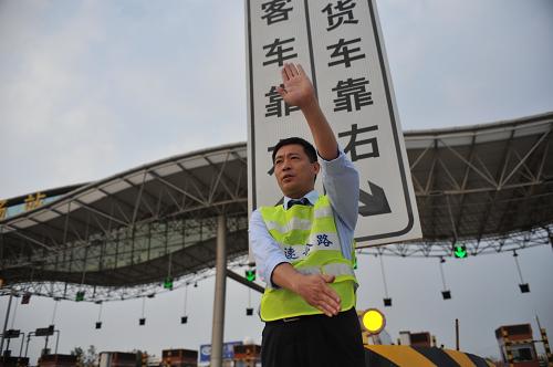 9月28日,江西高速集團的工作人員正在演練分流指揮,工作人員身后是臨時分流標志牌。新華社記者 周密 攝