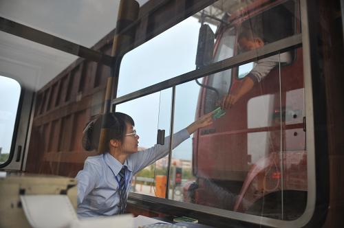 9月28日,江西高速集團的工作人員在收費站工作。新華社記者 周密 攝