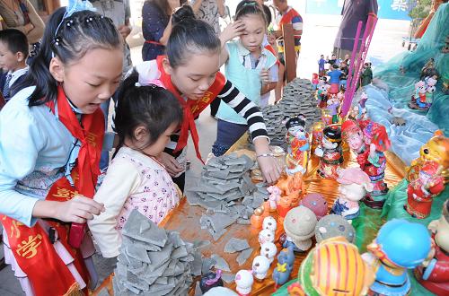 9月30日,小朋友在學(xué)習(xí)擺塔。當(dāng)日,為傳承福州民俗文化,福州三坊七巷舉辦了傳統(tǒng)民俗“中秋擺塔”活動,吸引眾多游客參觀。“中秋擺塔”習(xí)俗歷史悠久,是舊時(shí)福州民間的一項(xiàng)重要民俗活動,擺塔時(shí)有陶瓷或泥塑人物并有燭臺、花瓶、香爐等陳列展出,供人觀賞,以此渲染節(jié)日的氣氛。新華社記者 林善傳 攝