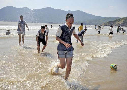 9月30日,新疆籍學(xué)生在舟山市南沙景區(qū)海邊嬉水。當(dāng)日是中秋節(jié),浙江寧波中學(xué)組織300多名在校就讀高一、高二年級的新疆籍學(xué)子,專程到舟山市看海過中秋,歡度佳節(jié)。新華社發(fā)(胡社友 攝)