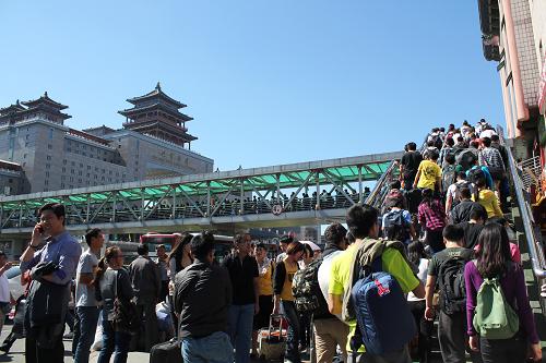 9月30日,北京西站橋人頭攢動。新華社發(fā)(王全超 攝)