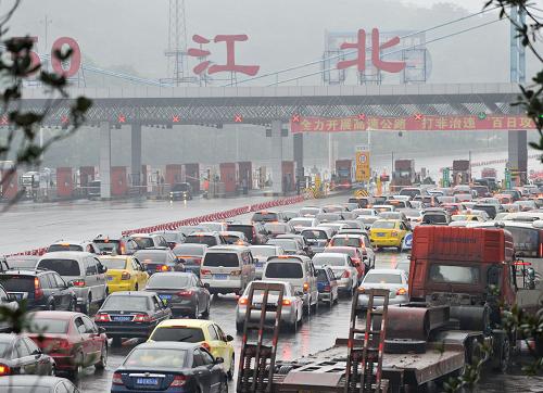 9月30日,G50滬渝高速江北收費站前,出城方向的車流正有序排隊通行。新華社記者 劉潺 攝