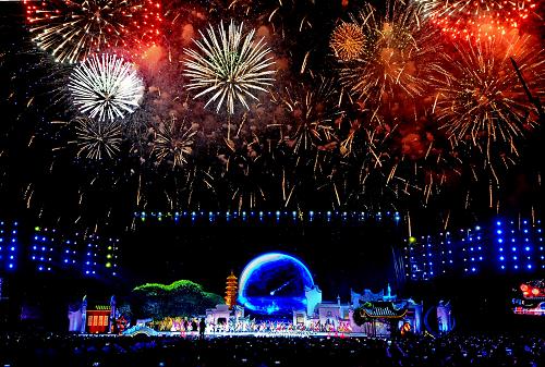 9月30日,演員在“福州月,中華情”晚會(huì)上表演。當(dāng)晚,“福州月,中華情”大型綜藝晚會(huì)在福州舉行。海內(nèi)外嘉賓歡聚一堂,共度中華民族的傳統(tǒng)節(jié)日中秋佳節(jié)。新華社記者 張國(guó)俊 攝