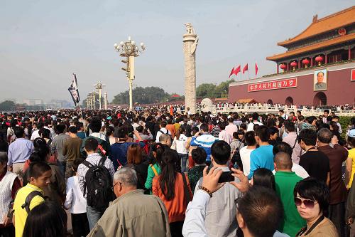 10月2日,大量游客在北京天安門廣場(chǎng)游覽。今年十一長(zhǎng)假橫跨中秋、國(guó)慶兩節(jié),歷時(shí)八天,被網(wǎng)友譽(yù)為“史上最長(zhǎng)黃金周”。“兩節(jié)”長(zhǎng)假旺盛的出游需求帶來了游客潮的大集中。北京故宮、南京中山陵、陜西華山、山東泰山等傳統(tǒng)熱點(diǎn)景區(qū)出現(xiàn)客流“井噴”,規(guī)模震撼,到處摩肩接踵,人潮涌動(dòng),各大旅游城市接待游客人數(shù)不斷刷新。除了以上常規(guī)“項(xiàng)目”外,十一黃金周適逢我國(guó)首次高速公路免費(fèi)通行,伴隨車輛的驟增和自駕游的普及,各地頻現(xiàn)的道路大擁堵,也成為今年十一長(zhǎng)假的另一大“火爆”景觀。長(zhǎng)假過半,這邊“高速爬行”的話題還未降溫,“擠爆”“排隊(duì)”又成坊間熱點(diǎn)。多位專家表示,從擁擠的交通到擠爆景區(qū)的人潮,種種現(xiàn)象都是國(guó)人“假日渴求”的表現(xiàn)。在這個(gè)堪稱全民旅游的特殊時(shí)刻,人們追問:我們到底該做哪些準(zhǔn)備,才能真正擁有輕松愉快的假期?新華社發(fā)(陳曉根 攝)