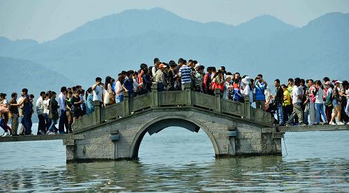 10月1日,杭州西湖涌金橋上人頭攢動(dòng)。 新華社發(fā)(龍巍 攝)
