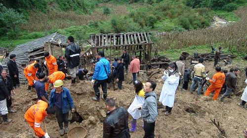 10月4日拍攝的云南彝良山體滑坡現(xiàn)場(chǎng)。從云南省彝良縣外宣辦了解到,截至10月4日16時(shí)40分,彝良山體滑坡現(xiàn)場(chǎng)已挖出4名被埋學(xué)生,但都已遇難。10月4日8時(shí)許,昭通市彝良縣龍海鄉(xiāng)鎮(zhèn)河村油房村民小組發(fā)生山體滑坡,初查有19人被掩埋。此次滑坡塌方量初步估計(jì)16萬立方米左右,并阻斷小河形成堰塞湖(河面寬15米、水深7米,流向白水江);油房村民小組的田頭小學(xué)教學(xué)樓全部被埋,初步調(diào)查18名學(xué)生被埋在垮塌的教學(xué)樓內(nèi);學(xué)校附近2戶農(nóng)戶房舍被掩埋,其中1戶農(nóng)戶1家3口逃生,另1戶1人被掩埋。新華社發(fā)(李善明 攝)