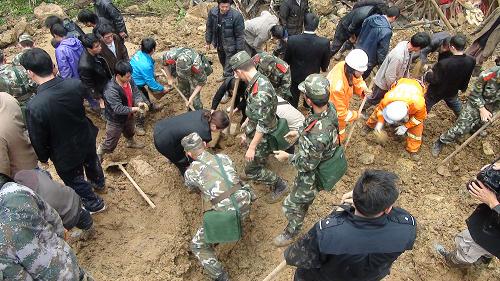 10月4日,武警昭通支隊(duì)官兵和駐地群眾一起在云南彝良山體滑坡現(xiàn)場(chǎng)挖掘被壓埋的人員。新華社發(fā)(李善明 攝)