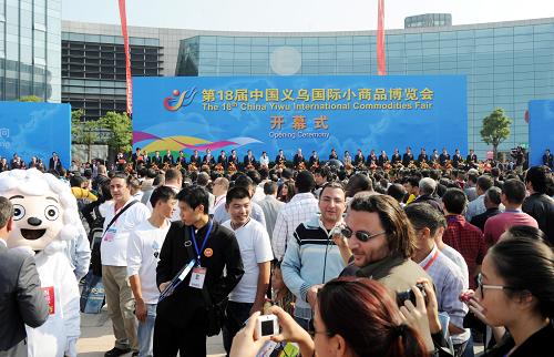 10月21日,第18屆浙江義烏國(guó)際小商品博覽會(huì)在義烏梅湖國(guó)際博覽中心開(kāi)幕。63個(gè)國(guó)家和地區(qū)的2900多家企業(yè)參展,共設(shè)展位6000個(gè)。有80個(gè)境外貿(mào)易團(tuán)隊(duì)超過(guò)2萬(wàn)名境外采購(gòu)商赴會(huì),參展企業(yè)和人數(shù)創(chuàng)歷屆之最。新華社發(fā)(張建成 攝)