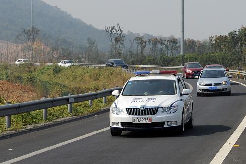 10月21日,杭州市高速交警第五大隊(duì)的一輛警車為參加“高速新手訓(xùn)練營(yíng)”的新手駕駛員引路。新華社記者 鞠煥宗 攝