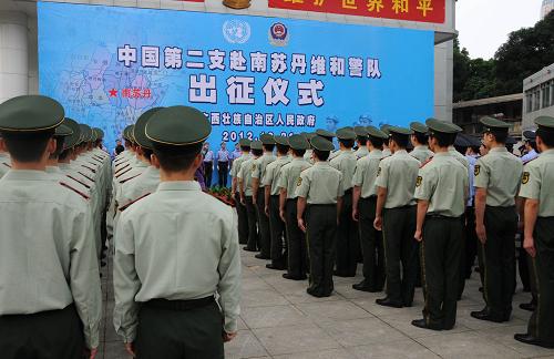 10月21日,中國第二支赴南蘇丹維和警隊(duì)出征儀式在廣西南寧舉行。當(dāng)日,由13名維和警察組成的中國第二支赴南蘇丹維和警隊(duì)從廣西出發(fā),赴南蘇丹執(zhí)行為期一年的維和任務(wù)。中國第二支赴南蘇丹維和警隊(duì)的13名維和警察分別來自反恐、出入境管理、特巡警、邊防檢查和消防案件調(diào)查等部門。自2000年以來,廣西已先后派出維和警察12人次,遠(yuǎn)赴東帝汶、海地和利比里亞等聯(lián)合國任務(wù)區(qū)執(zhí)行維和任務(wù)。新華社記者 程群 攝
