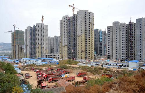 濟(jì)南最大的公租房建設(shè)工程——西蔣峪公租房建設(shè)項(xiàng)目中的16棟樓房已經(jīng)有14棟完成封頂(10月29日攝)。截至2012年10月,山東省開(kāi)工各類(lèi)保障性安居工程32.6萬(wàn)套,竣工11.9萬(wàn)套,比國(guó)家確定的“年底前全部開(kāi)工、年內(nèi)竣工11.8萬(wàn)套”的目標(biāo)提前了3個(gè)月。新華社記者 徐速繪 攝