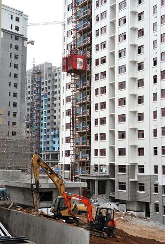 10月29日,在濟(jì)南最大的西蔣峪公租房建設(shè)工地,建筑工人在進(jìn)行外墻裝修。新華社記者 徐速繪 攝