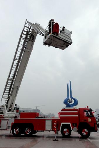 10月29日,在山東省濟(jì)南市泉城廣場(chǎng),市民體驗(yàn)25米云梯消防車。新華社發(fā)(趙曉明 攝)