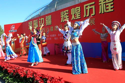 11月1日,演員在“溫暖邊疆 輝煌歷程—祖國邊疆建設(shè)成就攝影展”開幕式上表演。當(dāng)日,由中國文聯(lián)、中國攝影家協(xié)會主辦的“溫暖邊疆 輝煌歷程—祖國邊疆建設(shè)成就攝影展”在京開幕。展出的130幅攝影作品多視角呈現(xiàn)了十六大以來祖國邊疆地區(qū)建設(shè)輝煌成就和人民群眾積極向上的精神風(fēng)貌。新華社記者 李明放 攝