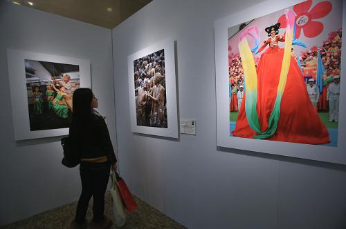 11月1日,人們在“溫暖邊疆 輝煌歷程—祖國邊疆建設(shè)成就攝影展”上觀看攝影作品。新華社記者 李明放 攝