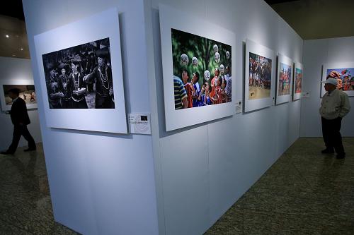 11月1日,人們在“溫暖邊疆 輝煌歷程—祖國邊疆建設(shè)成就攝影展”上觀看攝影作品。新華社記者 李明放 攝
