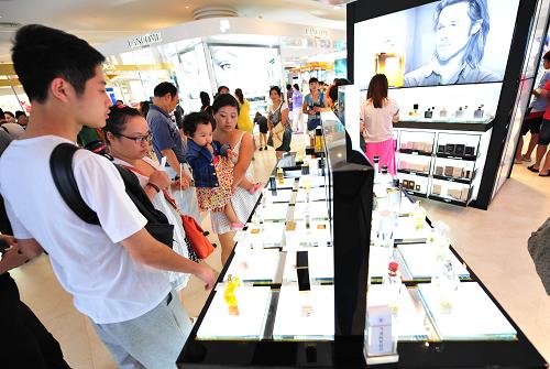 11月1日,游客在海南三亞免稅店選購(gòu)商品。自2012年11月1日起,海南離島免稅新政策開(kāi)始實(shí)施,海南離島免稅購(gòu)物限額從每人每次5000元提高至8000元,并允許免稅額度在購(gòu)買(mǎi)超值商品時(shí)調(diào)劑使用。新政內(nèi)容還包括:將政策適用對(duì)象的年齡條件調(diào)整為年滿16周歲以上;增加美容及保健器材、餐具及廚房用品、玩具(含童車(chē))等免稅商品品種等。新華社記者 侯建森 攝