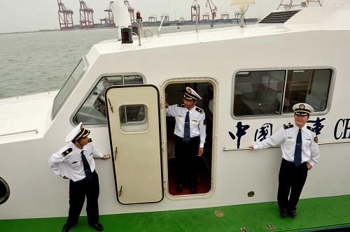 11月1日,清瀾海事局的執(zhí)法人員在“海巡1825”船上做啟航前的準(zhǔn)備工作。當(dāng)日,“海巡1825”船正式列編服役海南文昌清瀾海事局,該船總投資390萬(wàn)元,總長(zhǎng)29米,額定航速26節(jié),是海事系統(tǒng)開(kāi)發(fā)的尺度最大的玻璃鋼巡邏船。該船的列編服役將有助于提升對(duì)三沙生命之舟——“瓊沙3號(hào)”的海事監(jiān)管保障能力,更好地為三沙市文昌后勤保障運(yùn)輸基地服務(wù),壯大海南東部沿海地區(qū)的救助能力。新華社記者 趙穎全 攝