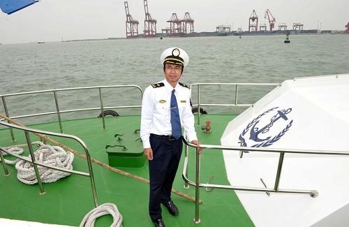 11月1日,清瀾海事局副局長(zhǎng)華武指揮“海巡1825”船離開(kāi)??谇巴鍨懜?。新華社記者 趙穎全 攝