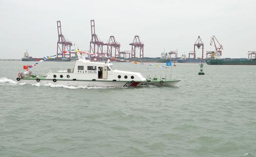 11月1日,清瀾海事局的執(zhí)法人員駕駛“海巡1825”船離開(kāi)??谇巴鍨懜?。新華社記者 趙穎全 攝