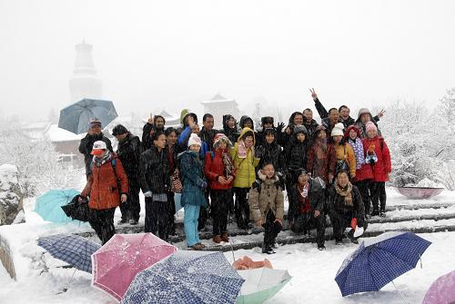 11月3日,游人在雪后的五臺(tái)山合影留念。新華社發(fā)(焦瑾琦 攝)