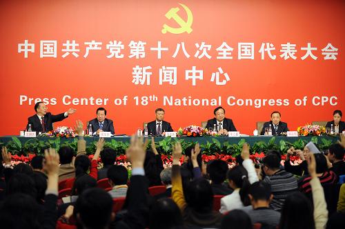 11月12日,中國(guó)共產(chǎn)黨第十八次全國(guó)代表大會(huì)新聞中心舉行中外記者招待會(huì),住房和城鄉(xiāng)建設(shè)部部長(zhǎng)、黨組書(shū)記姜偉新,國(guó)家發(fā)展和改革委員會(huì)副主任、黨組副書(shū)記朱之鑫,環(huán)境保護(hù)部部長(zhǎng)、黨組書(shū)記周生賢,人力資源和社會(huì)保障部副部長(zhǎng)、黨組副書(shū)記楊志明介紹中國(guó)民生領(lǐng)域工作情況,并回答記者提問(wèn)。新華社記者 李鑫 攝