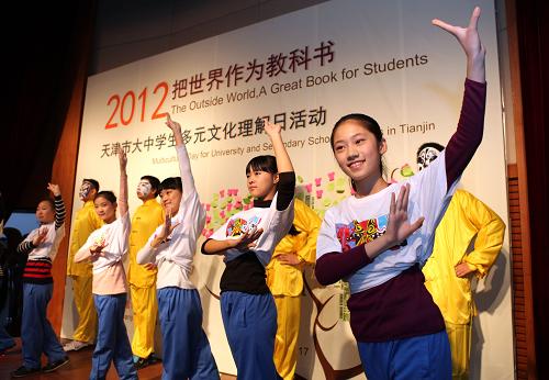 天津市舉行大中學(xué)生多元文化理解日活動(dòng) 11月17日,天津耀華中學(xué)的學(xué)生在表演京劇新唱《臉譜》。 當(dāng)日是國(guó)際大學(xué)生節(jié),以“把世界作為教科書”為主題的天津市大中學(xué)生多元文化理解日活動(dòng)在天津耀華中學(xué)舉行。來自天津各個(gè)大、中學(xué)的300余名中外學(xué)生歡聚一堂,用自己國(guó)家獨(dú)特的方式展示本國(guó)文化,促進(jìn)彼此了解,更好地理解世界多元優(yōu)秀文化。 新華社發(fā)(劉東岳 攝)