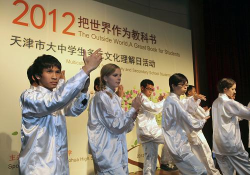 天津市舉行大中學(xué)生多元文化理解日活動(dòng) 11月17日,來自南開大學(xué)的留學(xué)生在表演太極拳。 當(dāng)日是國(guó)際大學(xué)生節(jié),以“把世界作為教科書”為主題的天津市大中學(xué)生多元文化理解日活動(dòng)在天津耀華中學(xué)舉行。來自天津各個(gè)大、中學(xué)的300余名中外學(xué)生歡聚一堂,用自己國(guó)家獨(dú)特的方式展示本國(guó)文化,促進(jìn)彼此了解,更好地理解世界多元優(yōu)秀文化。 新華社發(fā)(劉東岳 攝)