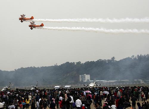 11月17日,在第三屆“中國航空日”主題活動(dòng)上,參觀者在觀看飛行表演。 當(dāng)日,以“走進(jìn)中國航空——走進(jìn)中國空軍、走進(jìn)中航工業(yè)、推進(jìn)航空產(chǎn)業(yè)發(fā)展”為主題的第三屆“中國航空日”主題活動(dòng)在第九屆珠海航展上舉行。第三屆“航空日”的舉辦適逢珠海航展的第二個(gè)公眾日,吸引眾多參觀者前來觀看展覽。 新華社發(fā)(席湖 攝)