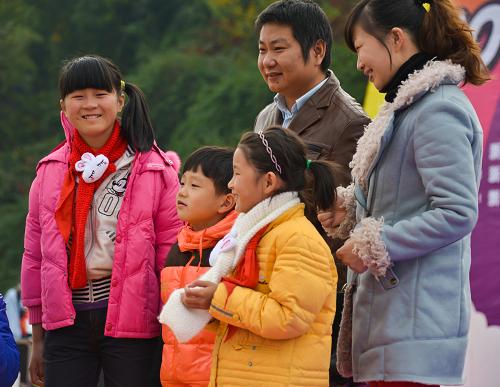 11月24日,貧困學(xué)子陳雨露(前左一)、陳露婷(前左三)姐妹在現(xiàn)場(chǎng)得到了愛(ài)心人士的捐助,開(kāi)心地笑了。當(dāng)日,“2012彩虹計(jì)劃——大型公益助學(xué)結(jié)對(duì)活動(dòng)”在浙江杭州吳山廣場(chǎng)舉行。彩虹計(jì)劃通過(guò)結(jié)對(duì)認(rèn)捐方式,呼吁愛(ài)心民眾為3000多名家庭困難學(xué)生每人每年捐助400至600元,幫助他們獲得必要的學(xué)習(xí)用品和營(yíng)養(yǎng)午餐,并繼續(xù)學(xué)業(yè)。目前,通過(guò)短信捐款和現(xiàn)場(chǎng)結(jié)對(duì)認(rèn)捐方式已收到愛(ài)心捐款227.5萬(wàn)元。“彩虹計(jì)劃”由浙江電視臺(tái)6頻道和浙江省愛(ài)心事業(yè)基金會(huì)共同舉辦,自2007年以來(lái)募集捐款總額近600萬(wàn)元,通過(guò)捐資助學(xué)方式幫助了省內(nèi)1.5萬(wàn)余名貧困學(xué)子。新華社記者 徐昱 攝