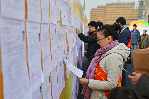 11月24日,愛(ài)心人士在查看貧困學(xué)子的資料介紹,選取結(jié)對(duì)對(duì)象。新華社記者 徐昱 攝