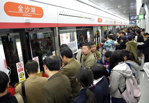 11月24日,乘客在杭州地鐵1號線金沙湖站等候上車。當(dāng)日,杭州地鐵1號線開通儀式在杭州武林廣場舉行,至此,杭州地鐵1號線開通并轉(zhuǎn)入載客試運(yùn)營階段。作為浙江省首條開通建設(shè)的地鐵線路,杭州地鐵1號線于2007年3月28日開工建設(shè),全長47.97公里,是連接杭州主城核心區(qū)與副城城區(qū)的交通網(wǎng)絡(luò)主骨架線,共設(shè)車站31座。新華社發(fā)(施健學(xué) 攝)