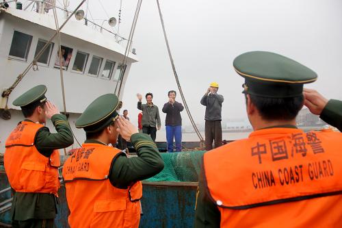 11月23日,武警浙江邊防總隊(duì)海警二支隊(duì)退伍老兵與當(dāng)?shù)厝罕娋炊Y告別。新華社發(fā)(索向魯 攝)