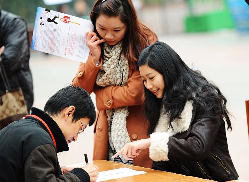 11月24日,在四川師范大學舉行的全省高校畢業(yè)生大型現(xiàn)場招聘會上,招聘人員在指導求職者填寫資料。當日,四川省高校畢業(yè)生就業(yè)服務(wù)周啟動。活動將通過大型現(xiàn)場招聘會和全省高校畢業(yè)生網(wǎng)絡(luò)招聘大會兩種方式,為高校畢業(yè)生提供數(shù)萬個就業(yè)崗位。本次就業(yè)服務(wù)周將持續(xù)至11月30日。新華社發(fā)(李華梁 攝)