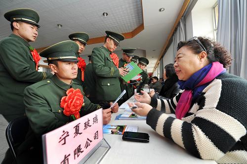11月24日,在武警寧夏總隊(duì)直屬支隊(duì)的營(yíng)地,退伍老兵在向一家招聘企業(yè)咨詢崗位信息。當(dāng)日,武警寧夏總隊(duì)直屬支隊(duì)為即將退伍的老兵舉行專場(chǎng)招聘會(huì),來(lái)自寧夏回族自治區(qū)內(nèi)外的幾十家企業(yè)向老兵們提供了100余個(gè)就業(yè)崗位,吸引了280余名退伍老兵參加應(yīng)聘。據(jù)了解,今年的退伍老兵專場(chǎng)招聘會(huì)較以往新增加不少技術(shù)型工作崗位,薪酬待遇也有大幅提升。新華社記者 彭昭之 攝
