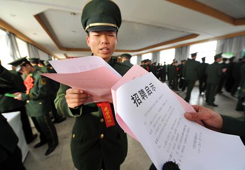 11月24日,在武警寧夏總隊(duì)直屬支隊(duì)的營(yíng)地,退伍老兵在互相探討應(yīng)聘的崗位。新華社記者 彭昭之 攝