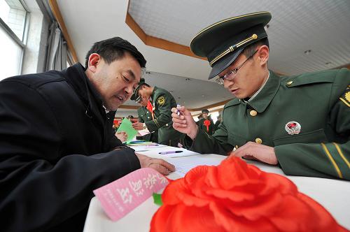 11月24日,在武警寧夏總隊(duì)直屬支隊(duì)的營(yíng)地,退伍老兵在填寫應(yīng)聘信息。新華社記者 彭昭之 攝