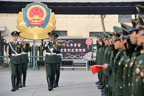 11月24日,在武警寧夏總隊(duì)直屬支隊(duì)的營地內(nèi),退伍老兵向警徽告別。當(dāng)日,武警寧夏總隊(duì)直屬支隊(duì)舉行退伍老兵告別警營活動,即將退伍的282名老兵卸下肩章、警徽、領(lǐng)花,告別戰(zhàn)友和警營生活。新華社記者 彭昭之 攝