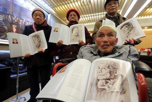 12月10日,南京大屠殺幸存者陳忠源(右前)與其他三位幸存者展示新書《現(xiàn)存歷史——南京大屠殺幸存者素描肖像詩畫集》中自己的畫像。當日,由美國內(nèi)布拉斯加大學陸束屏教授翻譯和編撰的《腥風血雨話金陵——明妮·魏特琳1937-1938年日記、書信和電文》、《南京大屠殺史研究與文獻系列叢書》第30卷、《美國外交官的記載——日軍大屠殺與浩劫后的南京城》、《現(xiàn)存歷史——南京大屠殺幸存者素描肖像詩畫集》以及《和平學概論》等新書在侵華日軍南京大屠殺遇難同胞紀念館舉行首發(fā)儀式。新華社記者 韓瑜慶 攝