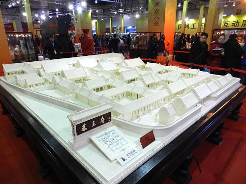 12月20日,在北京中國國際展覽中心,觀眾在第七屆中國北京國際文化創(chuàng)意產(chǎn)業(yè)博覽會上欣賞骨雕作品《恭王府》。當(dāng)日,第七屆中國北京國際文化創(chuàng)意產(chǎn)業(yè)博覽會主展場展會在北京中國國際展覽中心正式開展,主展場總面積達5.5萬平方米,分設(shè)文化演藝、工藝美術(shù)、城市雕塑等15個主題展區(qū)。本屆北京國際文博會以“文化融合科技、創(chuàng)新引領(lǐng)轉(zhuǎn)型”為主題,吸引了6個國際組織及15個國家和地區(qū)50多個代表團組參會。新華社發(fā)(王振 攝)