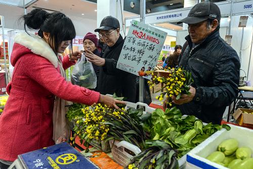 12月20日,顧客在購物節(jié)上選購產(chǎn)自浙江紹興的有機(jī)蔬菜。正在舉行的2012杭州都市圈超級歡樂購物節(jié)上,綠色、有機(jī)的安全食品受到眾多市民青睞。購物節(jié)組委會設(shè)置準(zhǔn)入條件,所有參展商品必須提供場地證明、檢測證明;相關(guān)產(chǎn)品必須擁有背標(biāo)。為期6天的購物節(jié)將持續(xù)到23日,浙江杭州、嘉興、湖州、紹興四地都市經(jīng)濟(jì)圈的名特優(yōu)新產(chǎn)品以及新疆、吉林、香港等地的特色產(chǎn)品參展。新華社記者 韓傳號 攝
