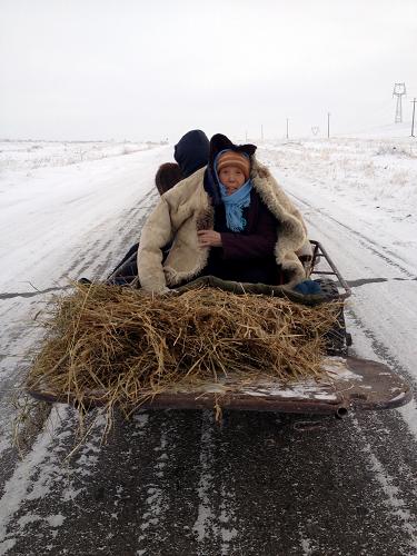 12月20日,雪災(zāi)導(dǎo)致客運(yùn)車輛停運(yùn),73歲的老人張清花和老伴趕著毛驢車去鎮(zhèn)醫(yī)院看病。11月以來(lái),內(nèi)蒙古多次出現(xiàn)降雪天氣。其中,中東部地區(qū)降雪異常偏多,大部分地區(qū)降雪量達(dá)歷史極值。連續(xù)出現(xiàn)的降雪和低溫天氣,導(dǎo)致內(nèi)蒙古中東部地區(qū)發(fā)生不同程度雪災(zāi)。其中,錫林郭勒盟正鑲白旗形成重度雪災(zāi),導(dǎo)致部分牧民飼草料短缺。新華社記者 張麗娜 攝