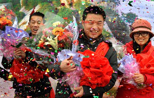 12月20日,游客李武裝(左一)、陳舒征(中)、毛雪娜分別成為西岳華山2012年度第1999999、2000000、2000001名登山游客。當(dāng)日,有“天下奇險(xiǎn)第一山”之稱的西岳華山,旅游人數(shù)首次突破200萬(wàn)人次。華山景區(qū)今年通過(guò)增修、拓寬登山步道和制定節(jié)假日游客分流行動(dòng)、四季景色游等方式,增加景區(qū)通行能力,華山旅游產(chǎn)業(yè)進(jìn)入發(fā)展快車(chē)道。新華社記者 陶明 攝