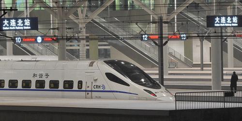 12月21日,一列動車在大連北站等待發(fā)車。新華社發(fā)(楊寶森 攝)